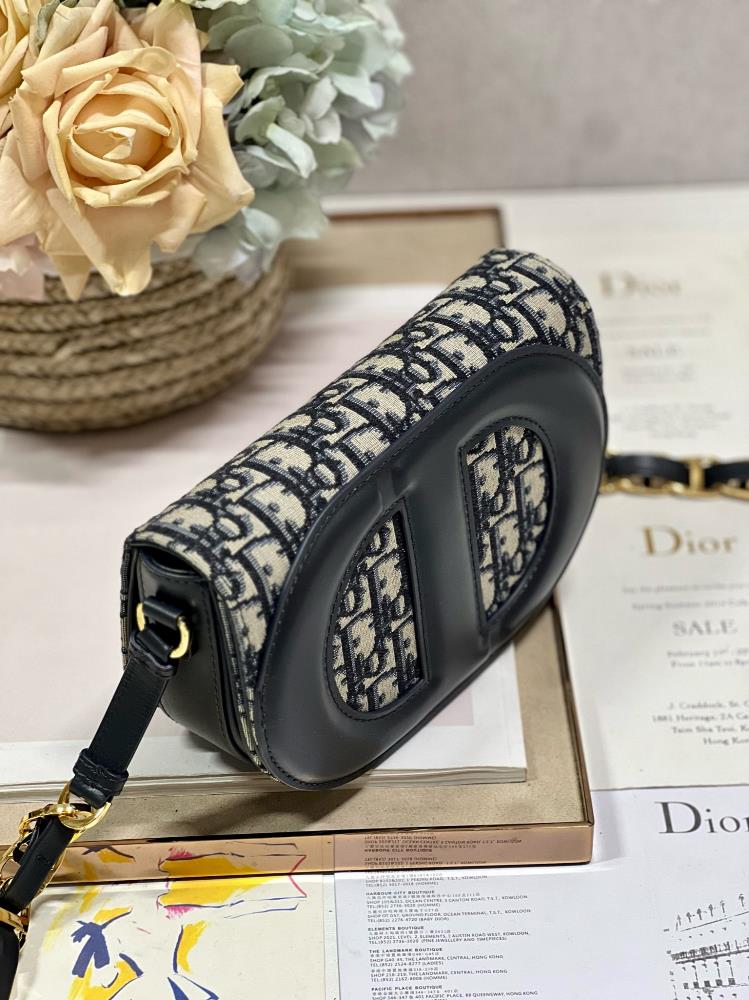 Dior CD Signature handbag cloth blueThis CD Signature handbag paired with shoulder straps