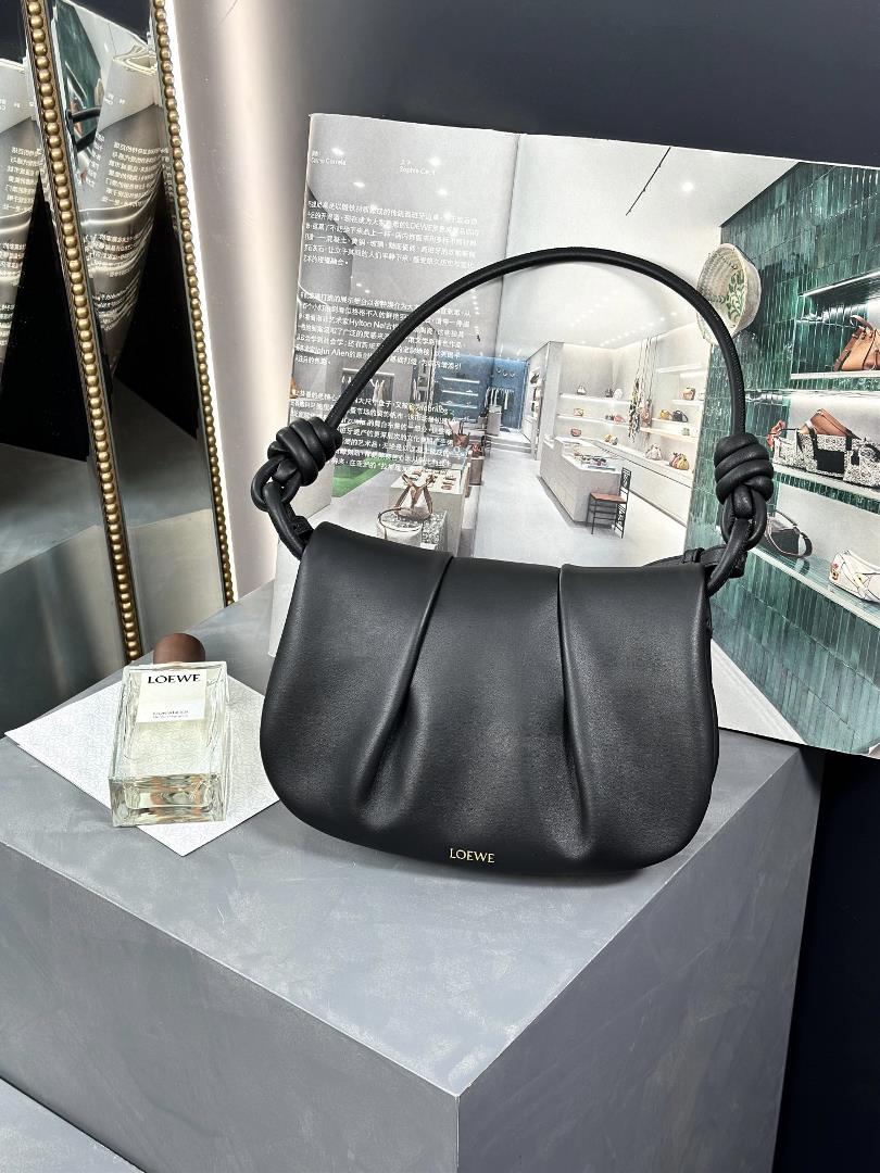Brand new handbag black Size 25178cm Exquisite workmanship simple and elegant silhouette unique an