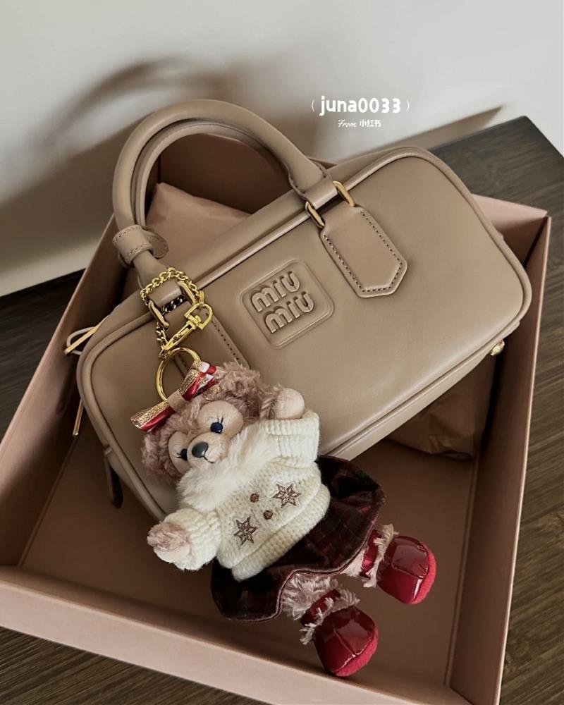 I first laid eyes on the Miumiu Bowling bag at a fashion event last month and I immediate