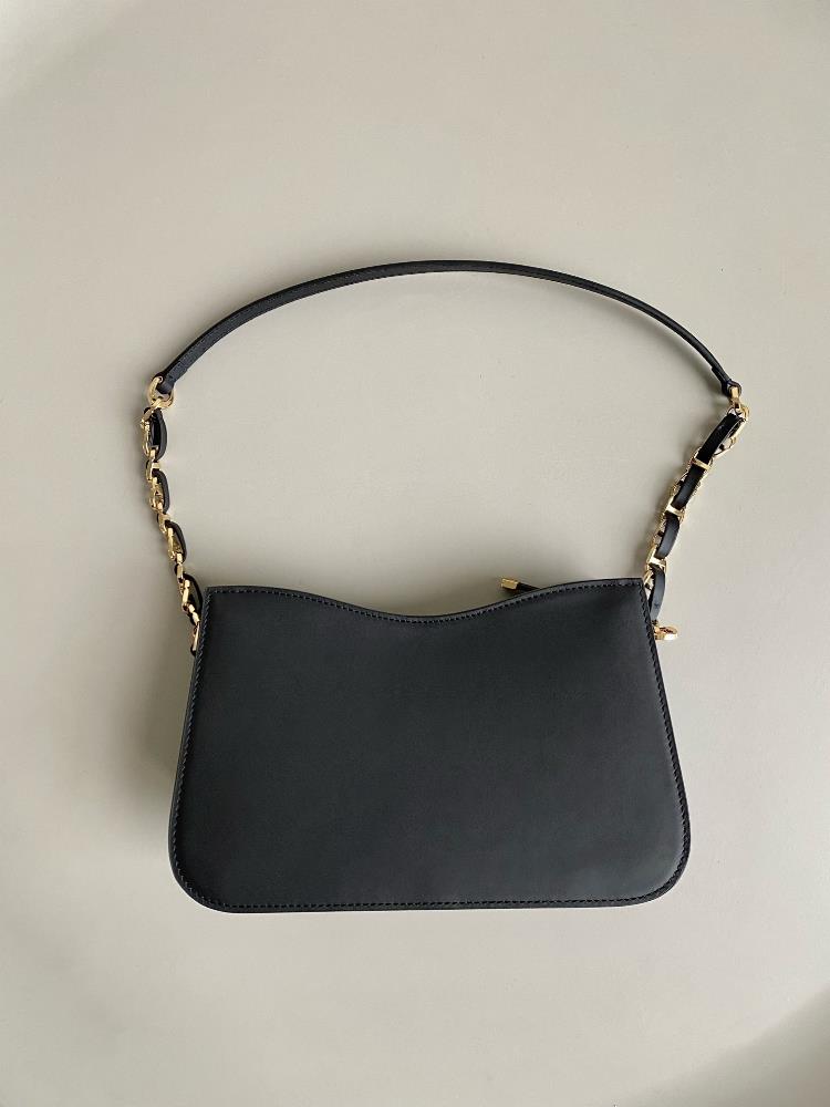 When I first laid eyes on the Dior Hobo Bag8131 I was immediately captivated by its uniq