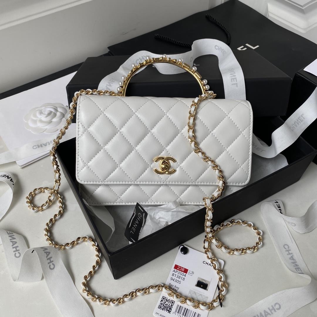 chanel NewPearl Handle AP3504 white At first sight I fell deeply in loveImported lamb skin has a sm