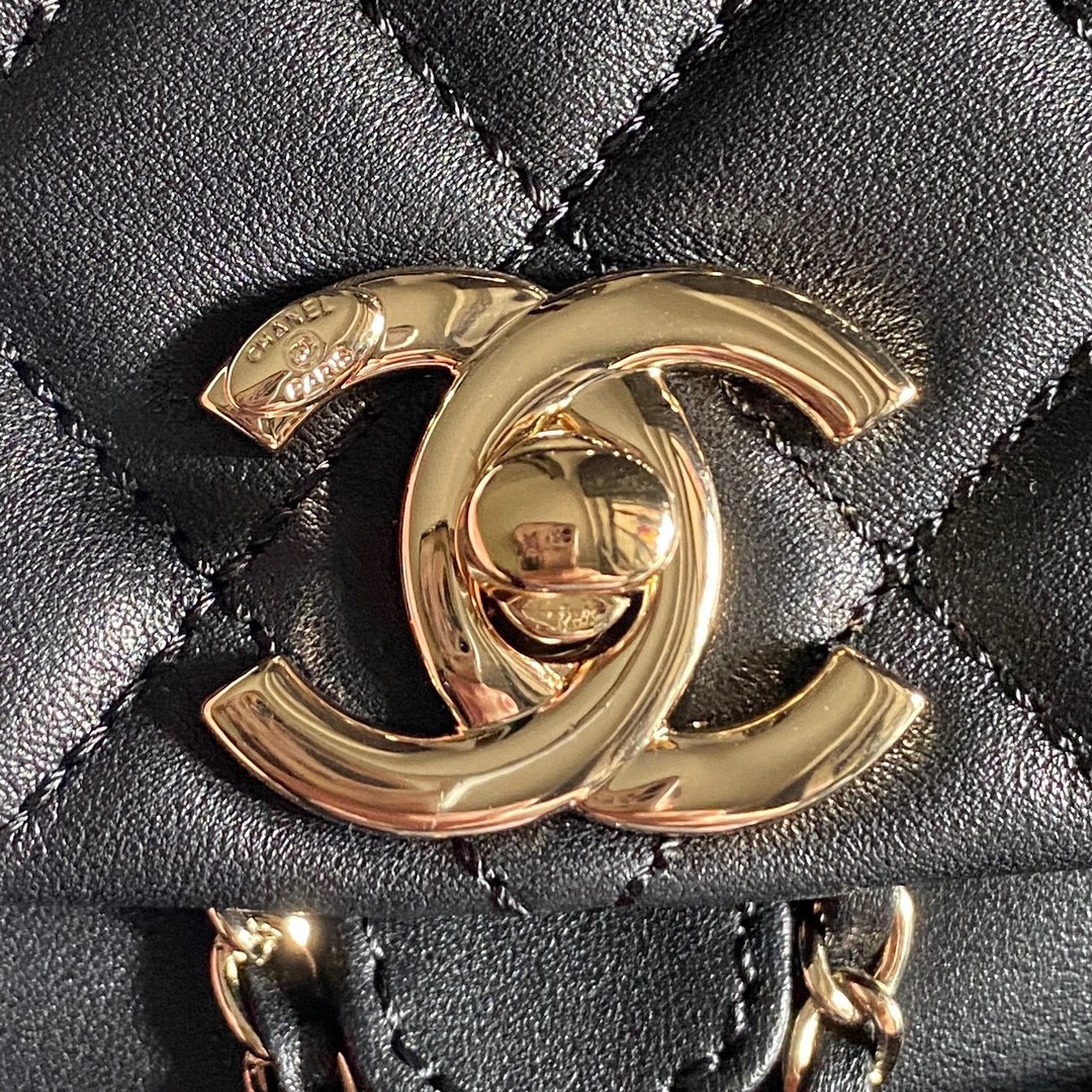 The Chanel23P super popular double backpack is very small in size, similar to the old duma and