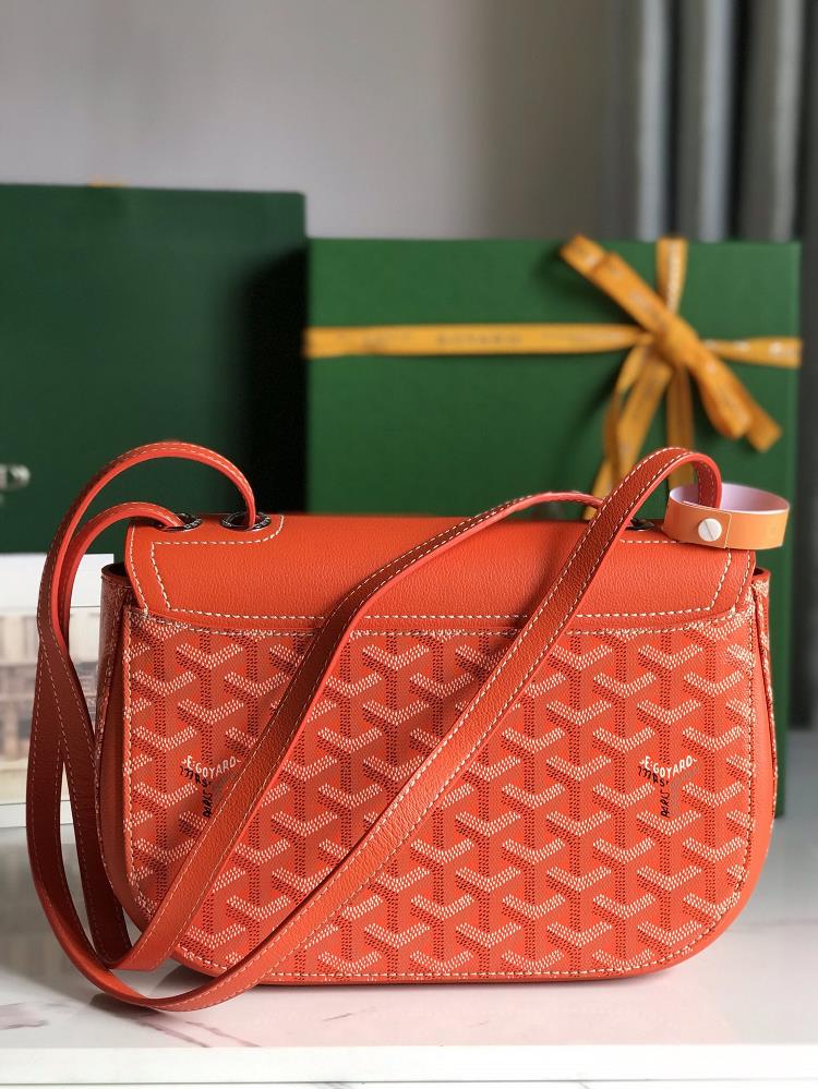 GOYARD 233 lll retains the iconic elements of the classic version such as eyecatching me