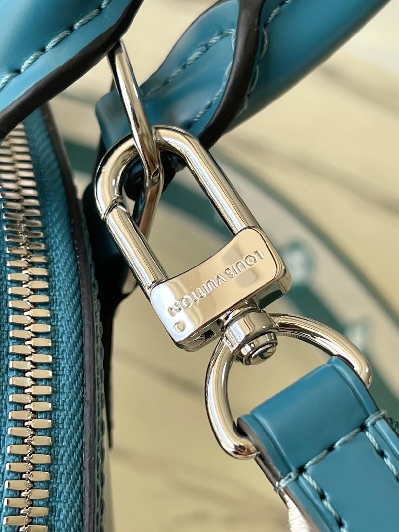 M20609 TurquoiseThis Alma BB handbag is made of iconic Epi grain cow leather outlining de