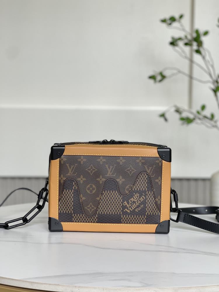 The M40381 crossbody co branded Nigo series SOFT TRUNK handbag is shipped Convey the classic style of brand archives with leather edges padlocks an