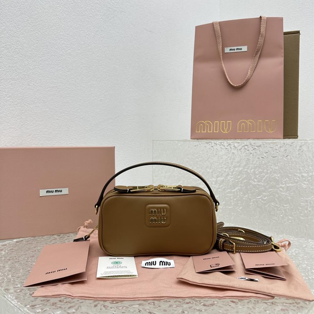 miumiu Full skin brown AutumnWinter series handheld crossbody camera lunch box bag Miao Miaos momentum is strong The new lunch box bag is made of b