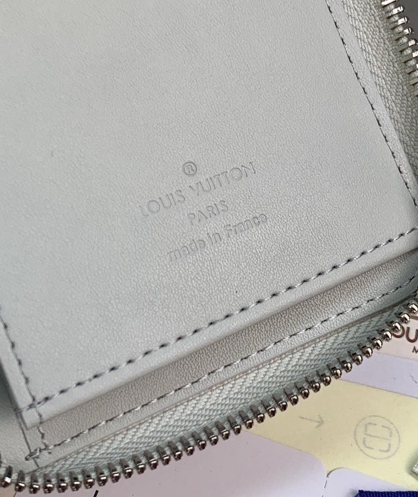 No matter the occasion the LV Wallet M82597 Zippy Vertical wallet is the perfect access