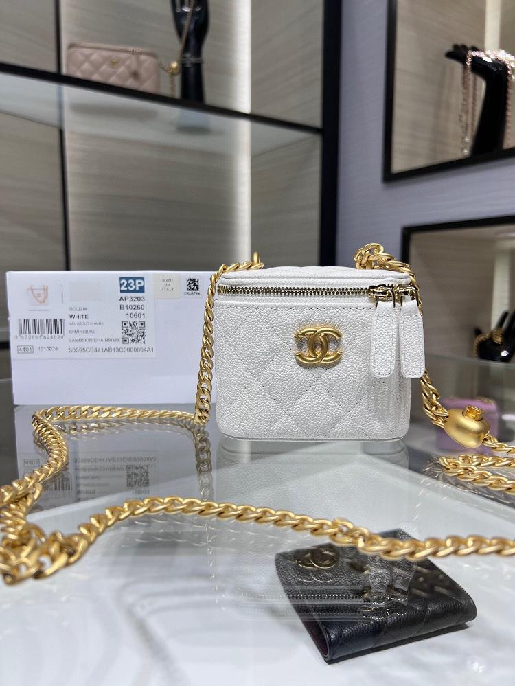 Chanel 23P New Box Bag is the Most Beautiful Love Adjustable Buckle with Adjustable ChainThe caviar skin features a double c embossed logo with exquis