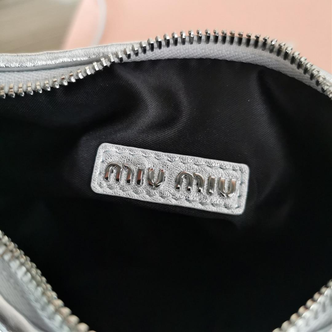 Medium The MiuWander handbag a new product from M family features the iconic Matelasse texture