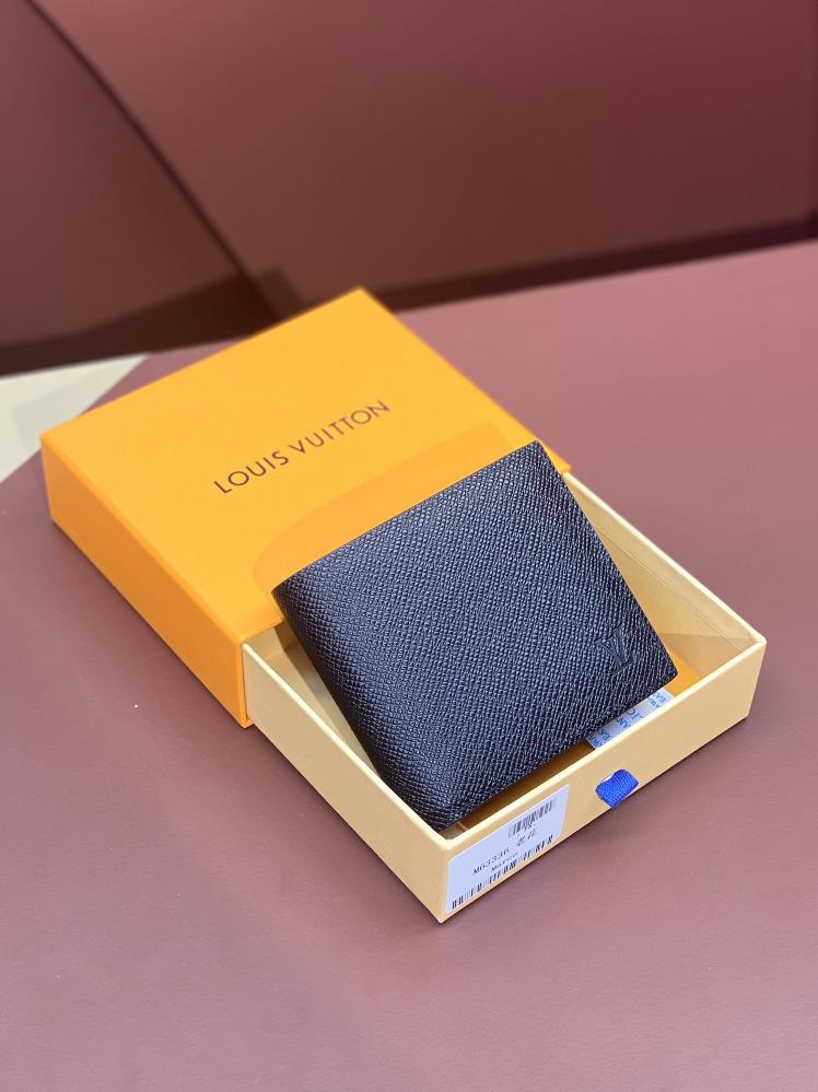 M62288 Cross Pattern Black This wallet is extremely modern and elegant made of soft Epi leather It has excellent functionality and is easy to carry