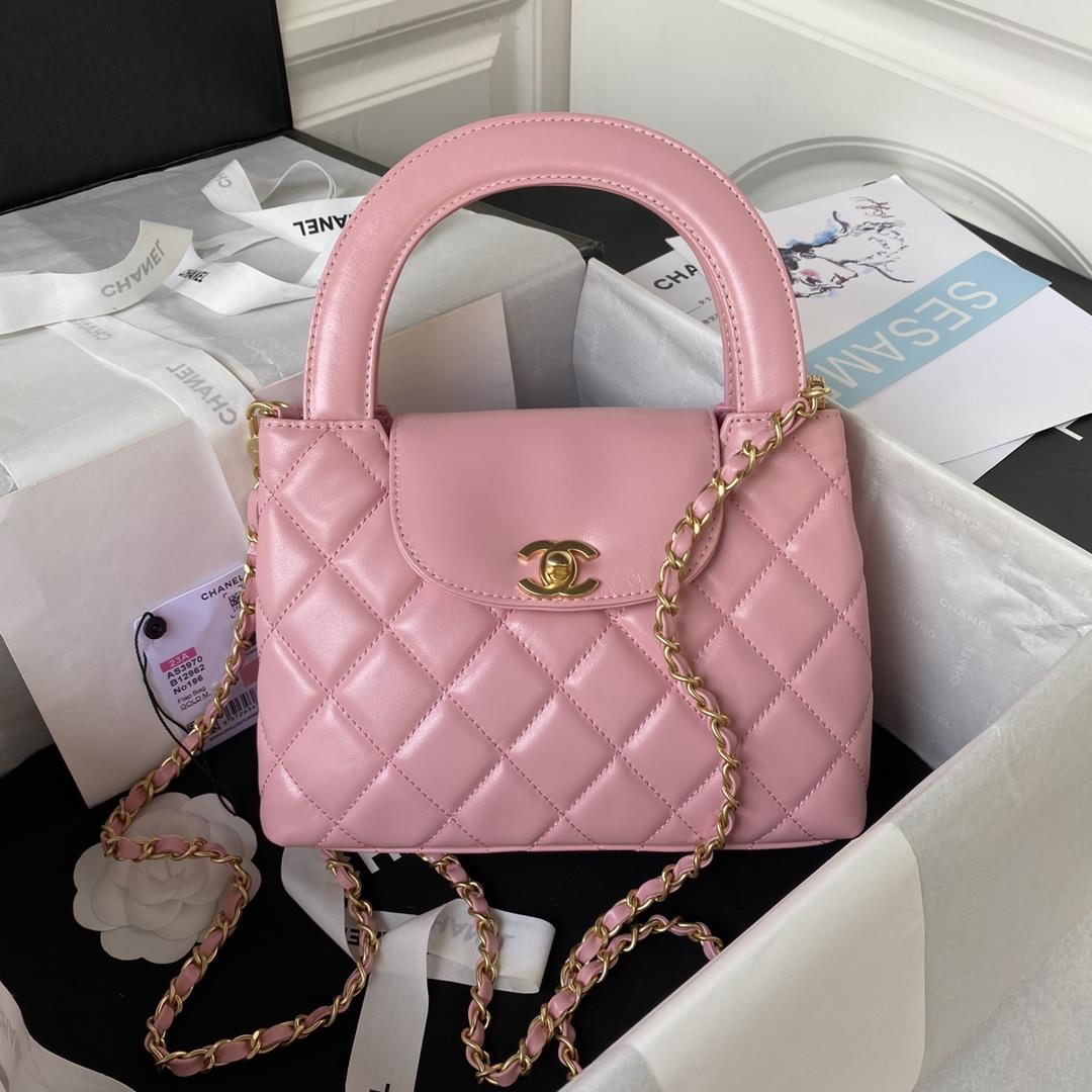 Chanels new bag is too beautiful Chanel 23 24 Autumn and Winter Show is full of camellias and the ne