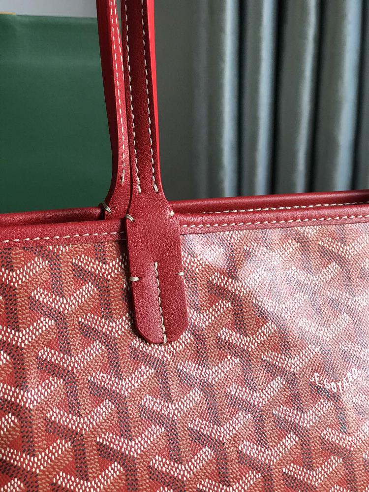 But what truly elevates the Goyard bag is the option to upgrade the leather to the top lay