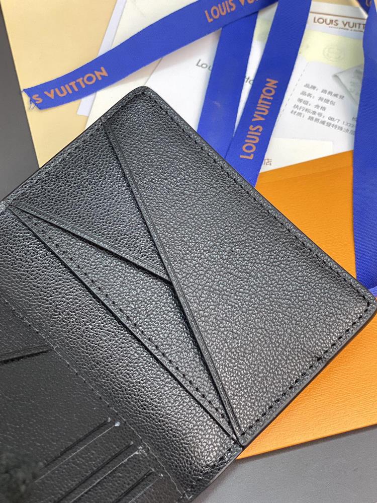 The N82507 Blue Card Bag features a luxurious ostrich leather clip showcasing Louis Vuitt