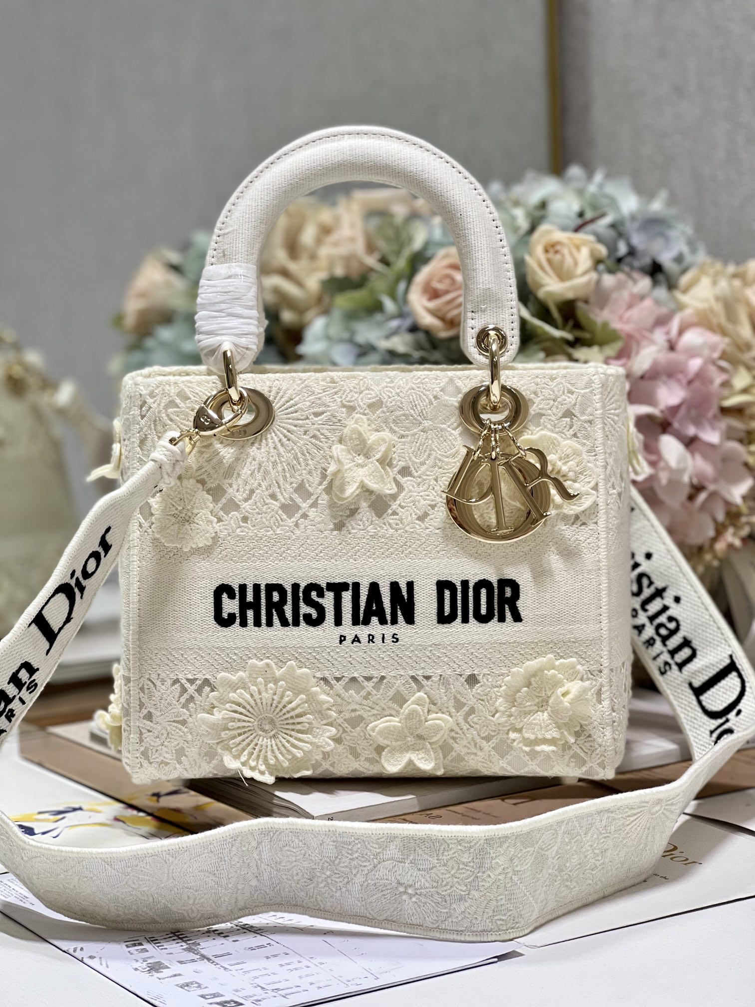 Fish silk white five grid embroidered Dai Fei L embroidered Dai Fei bag Cs D logo is fashionable and