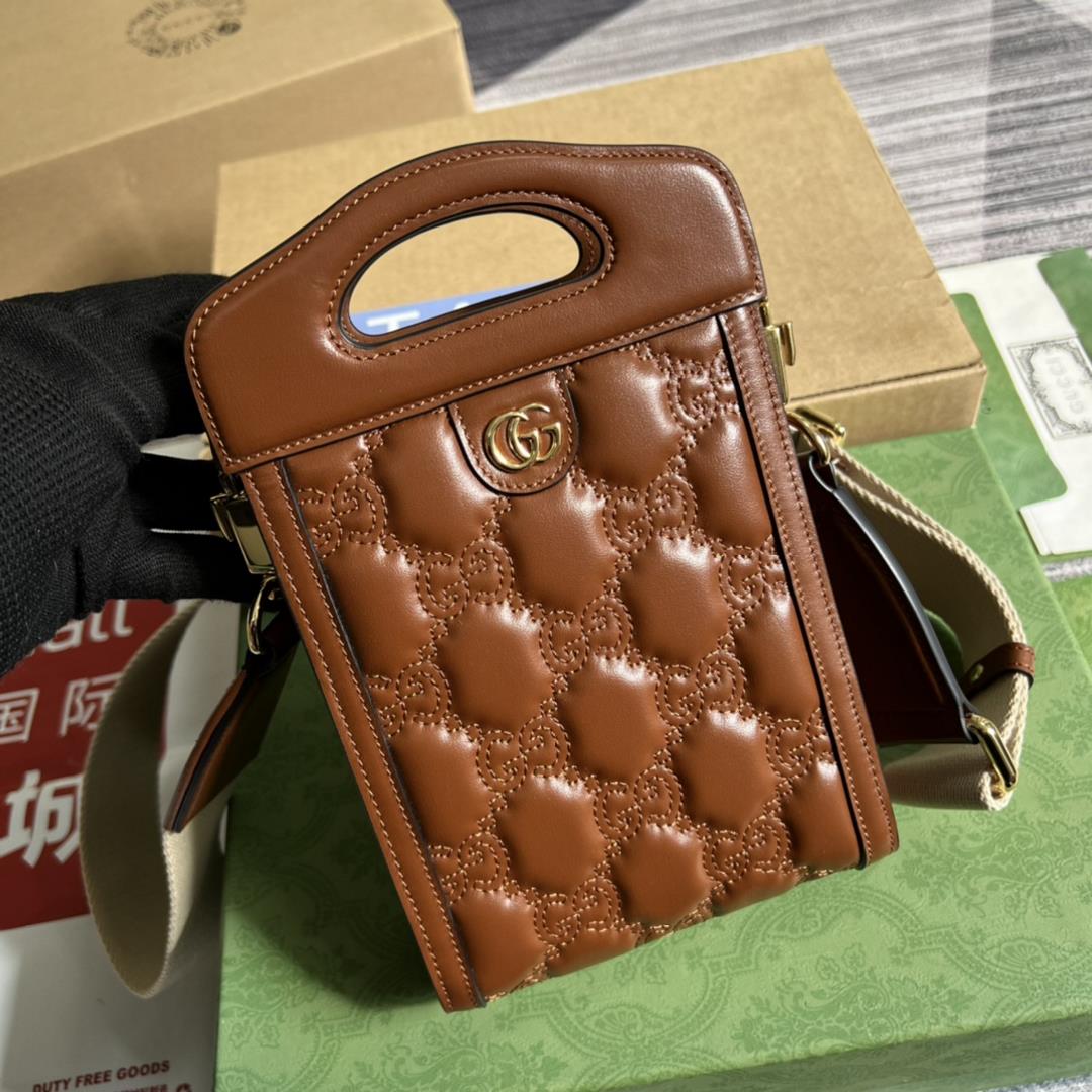 Equipped with a complete set of counter green packaging the GG matelasss leather shoulder bag 