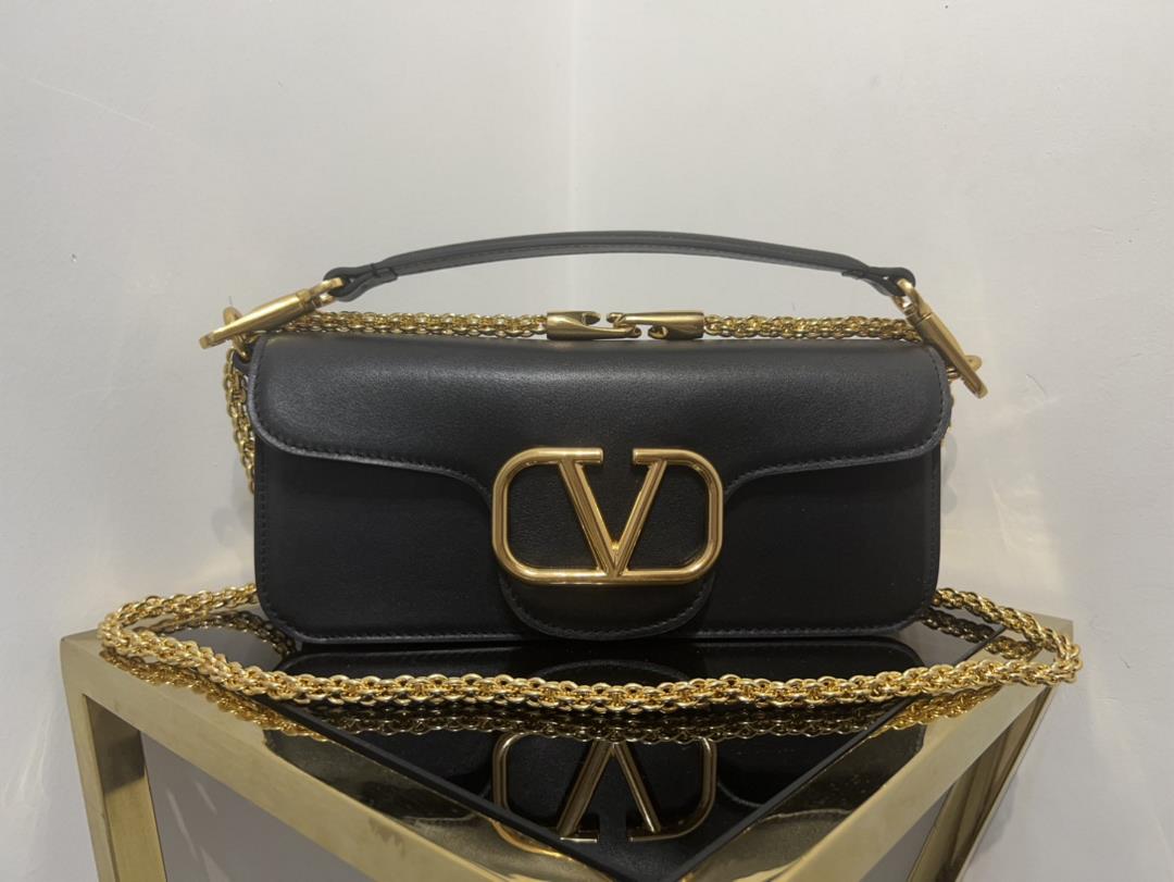 Large new Loc calf leather handbag decorated with metal VLogo SignatureEquipped with detachable hand