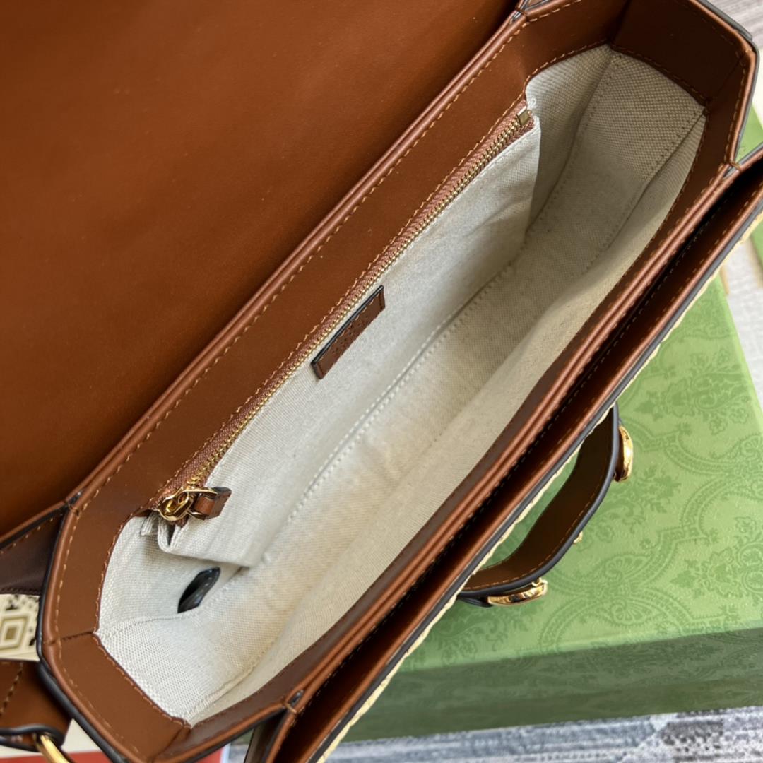 Equipped with a complete set of counter green packaging the original leather saddle bag from G