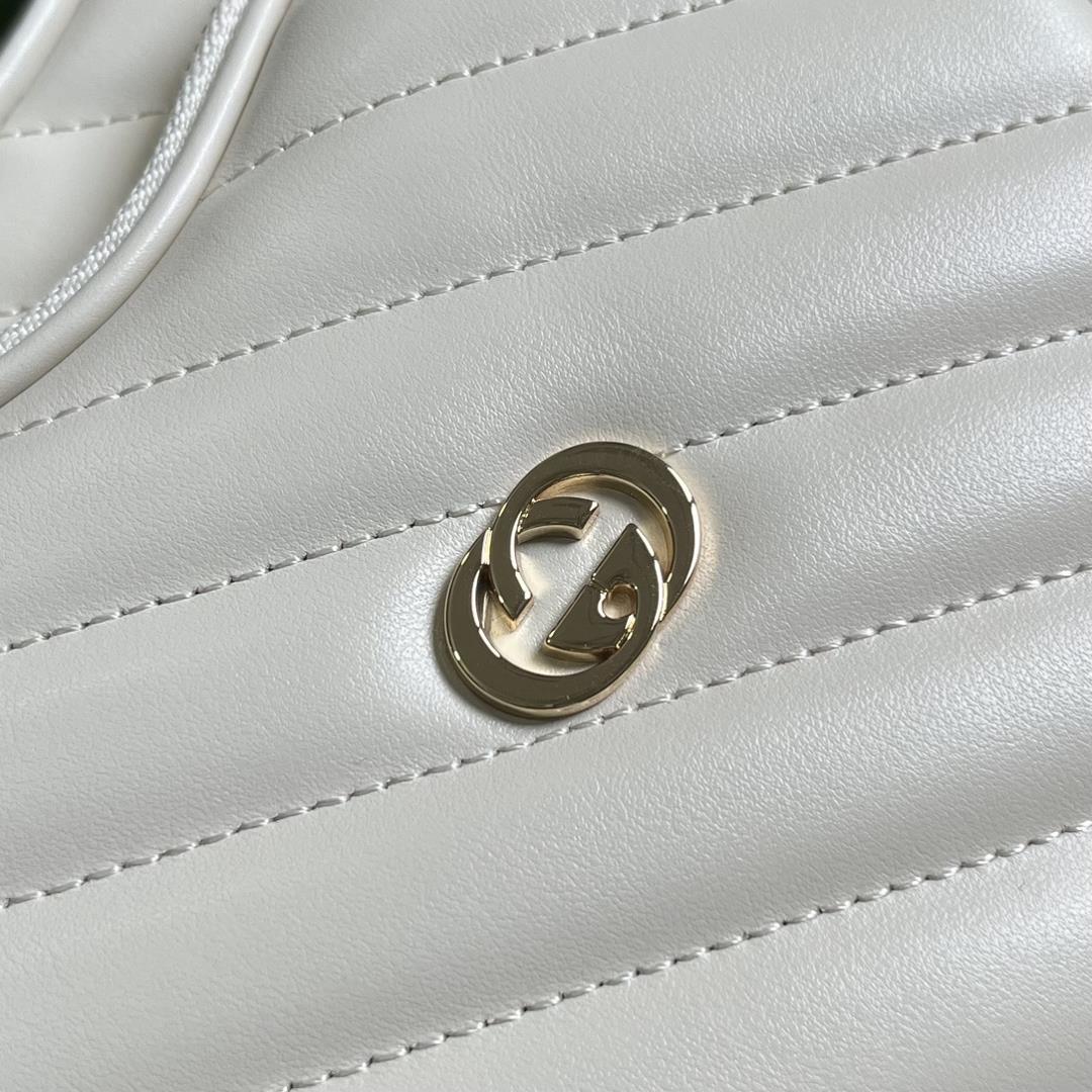 The interlocking G mini heartshaped shoulder bag draws inspiration from the past and pres