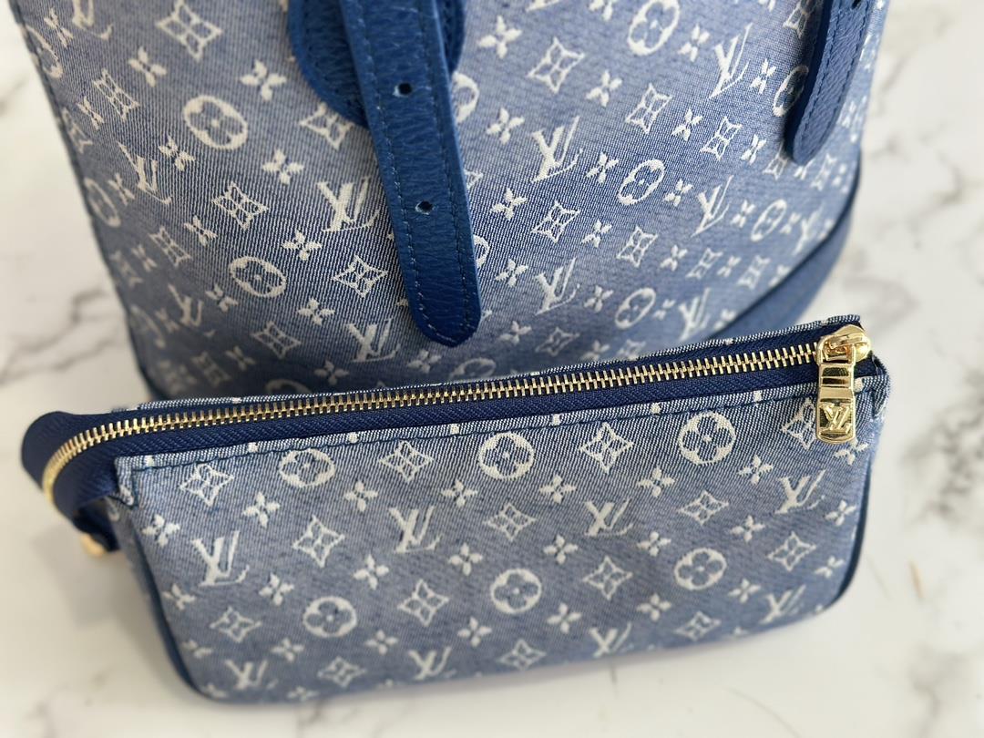 M42238 blueThe denim bucket bag series is made of soft MONOGRAM fabric and imported hardware T