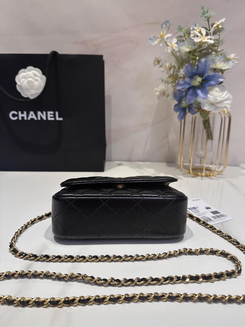 Chanel metal bracelet flip phone caseBright sheepskin with one color and full texture and