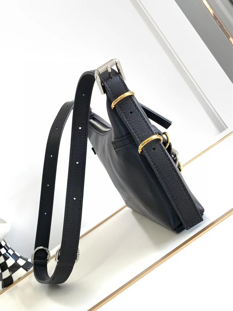 givency Voyou Underarm BagThe newly launched latest handbag VOYOU symbolizes that your lea