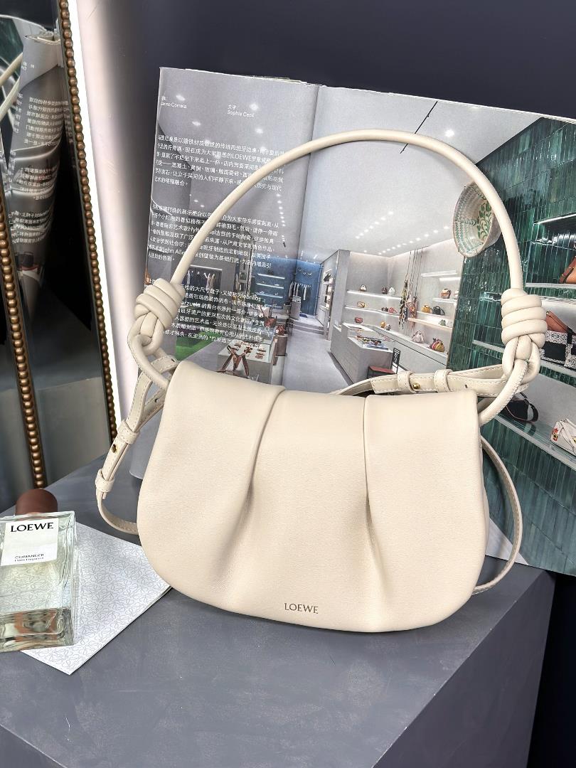 Brand new handbag beige white Size 25178cm Exquisite workmanship simple and elegant silho