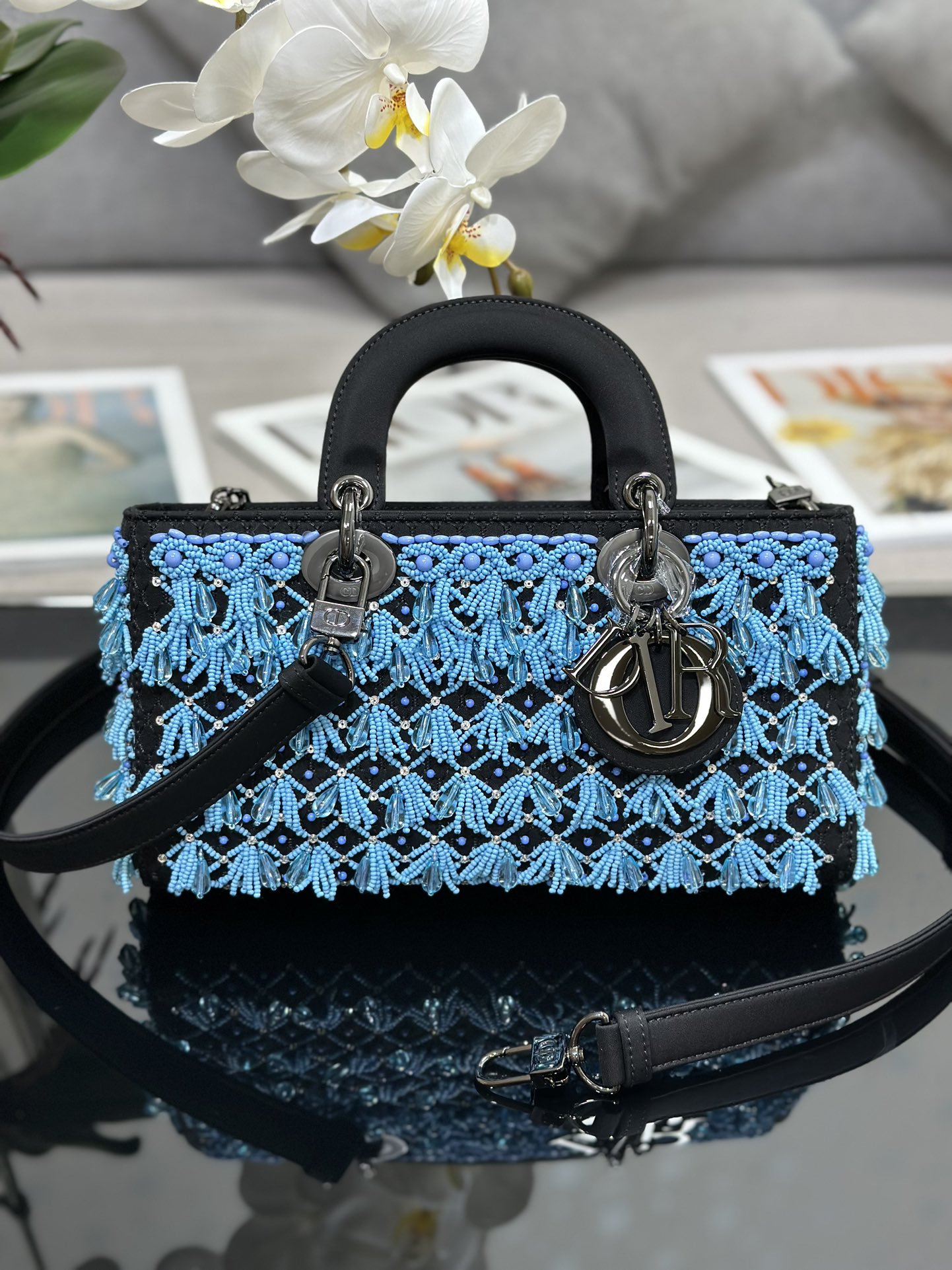 Lady DJoys new embroidered water drop blue bead is a brand new item of this season fully demonstrati