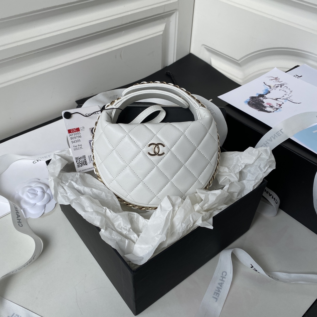 er and smaller. However, the dinner bag is small and delicate, which makes the "Chanel powder"