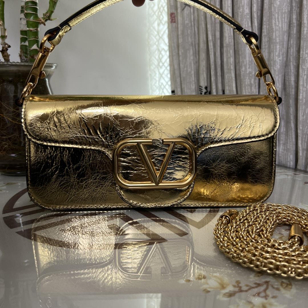 Large new Loc calf leather handbag decorated with metal VLogo SignatureEquipped with detachable hand