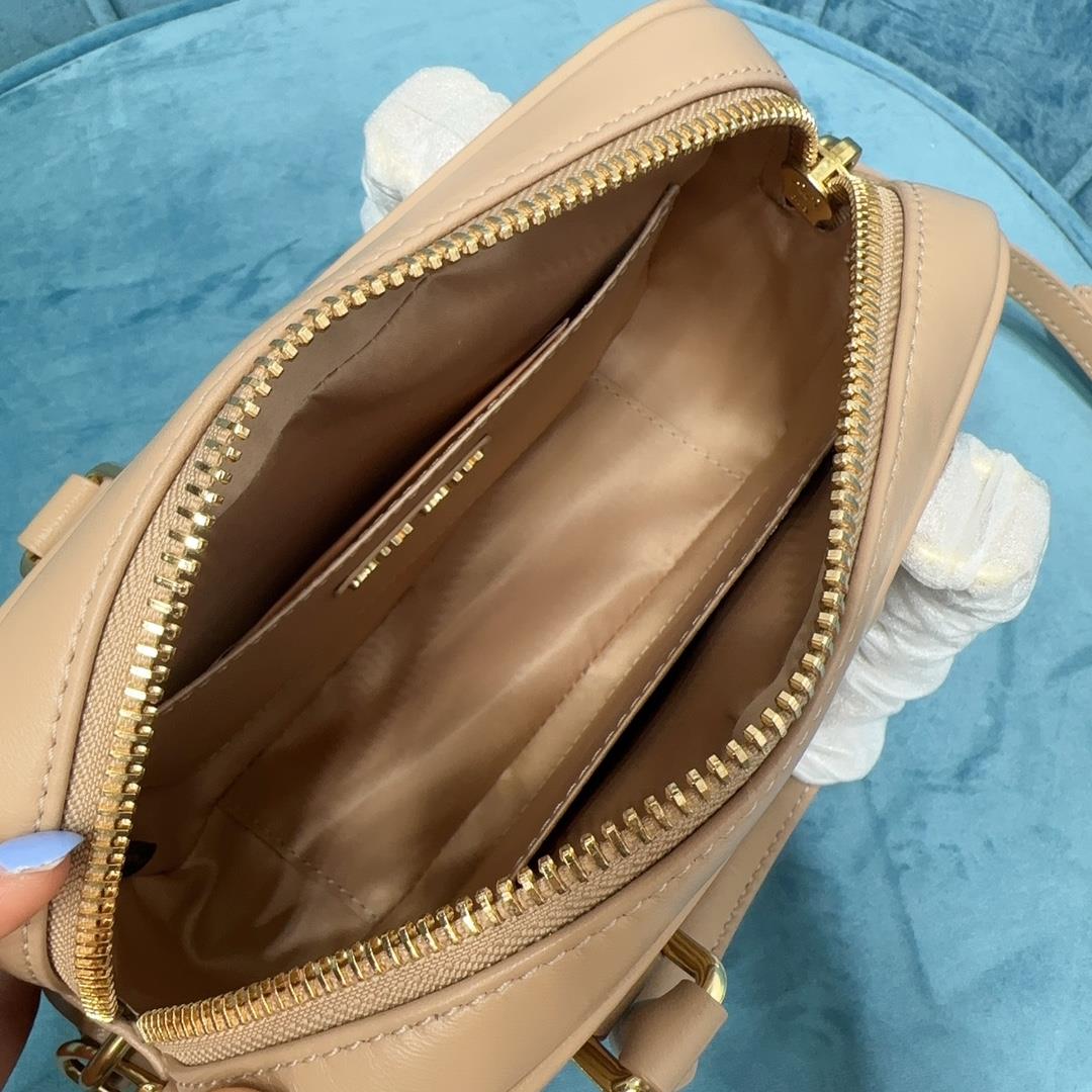 5BB123 MiuMius new Too Pretty Bowling Handbag is made of imported lamb skin classic brand