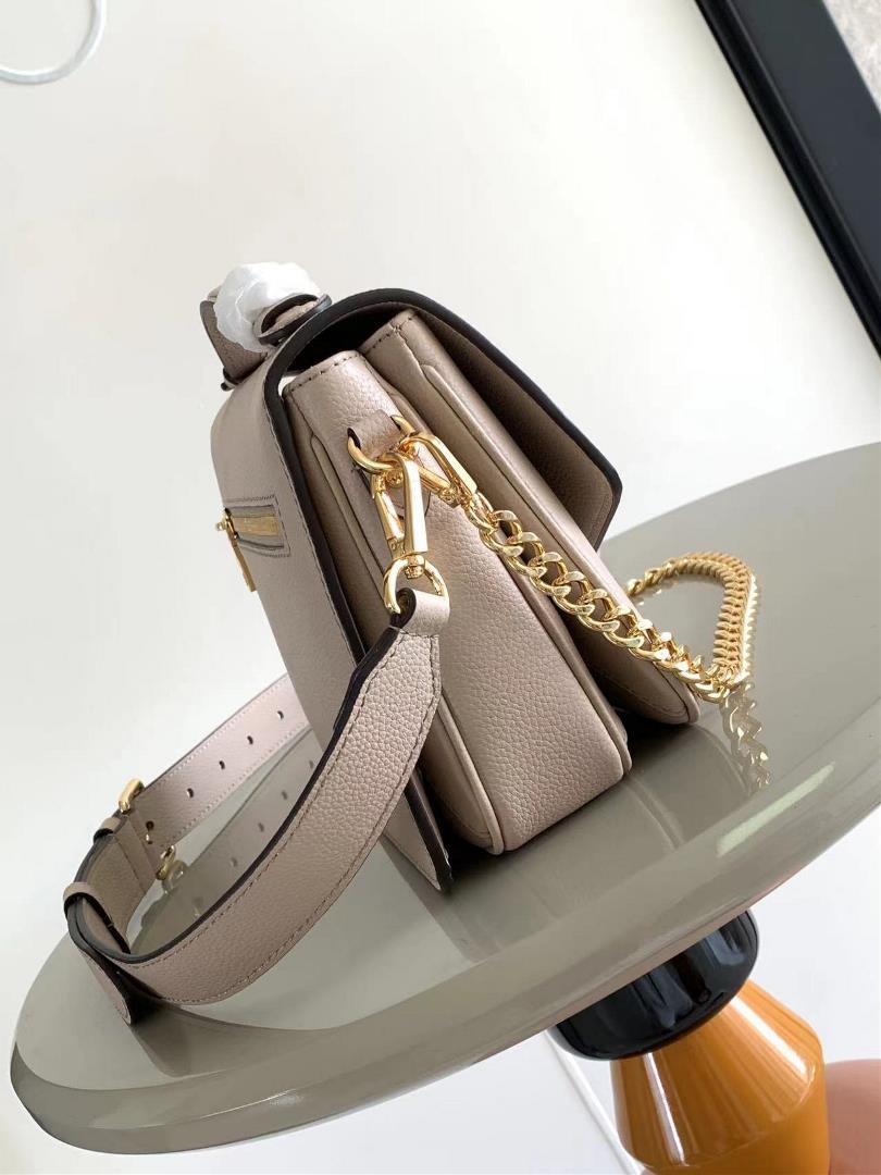 The M22735 M22792 Oxford handbag is made of soft grain leather and showcases the brands s