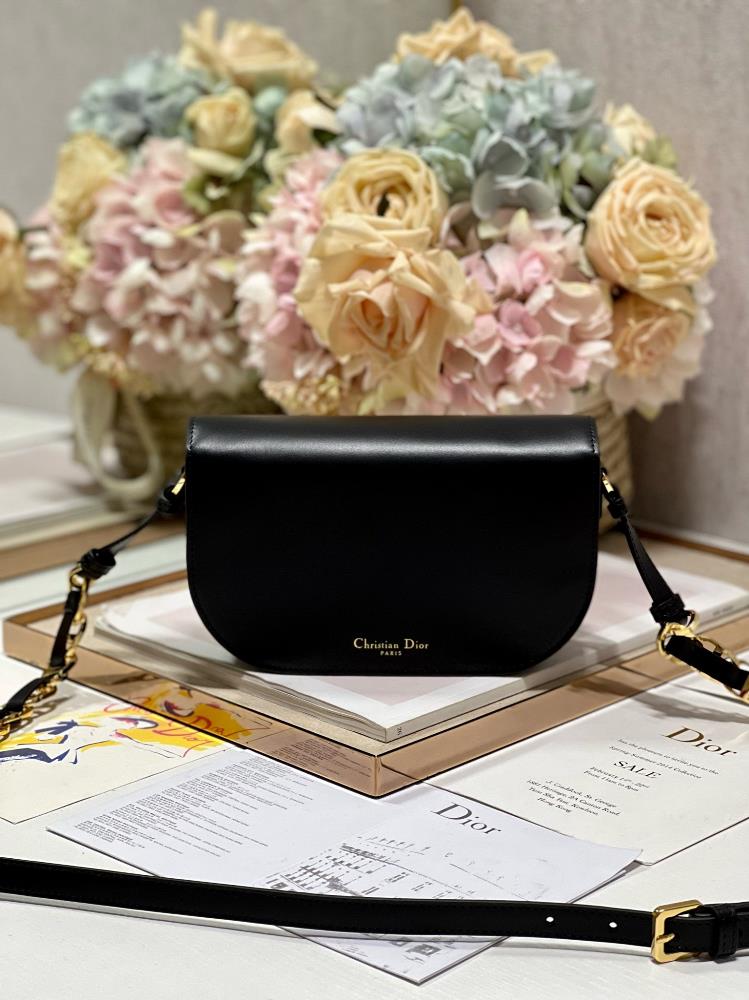 Dior CD Signature handbag blackThis CD Signature handbag paired with shoulder straps is