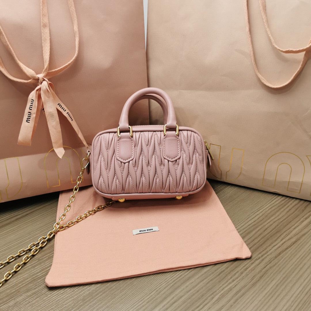 Small size The M familys new product Too Pretty Bowling Handbag features imported lamb skin cl