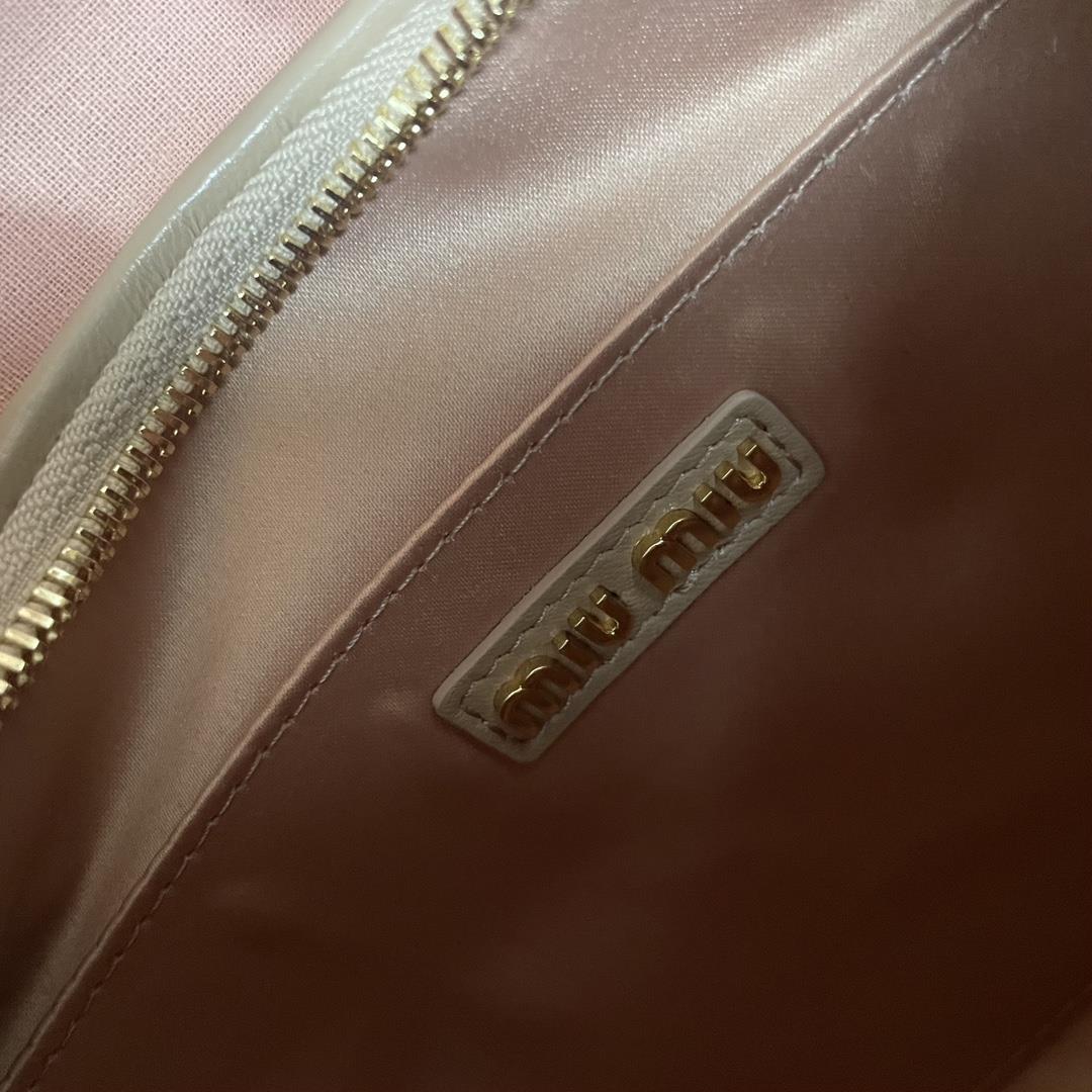 The MiuWander handbag a new product from M family features the iconic Matelasse texture embroi