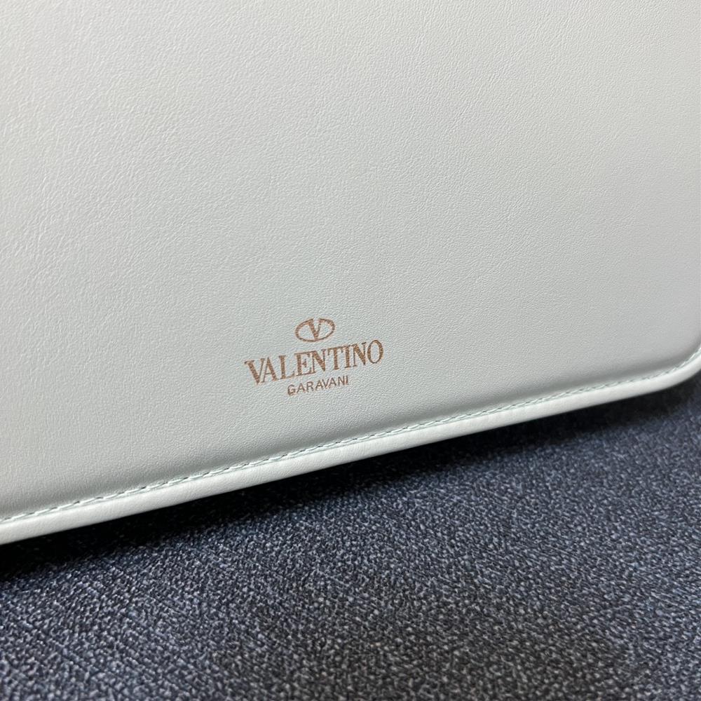 Moreover the personalized nature of the Valentino Bag allows individuals to express their