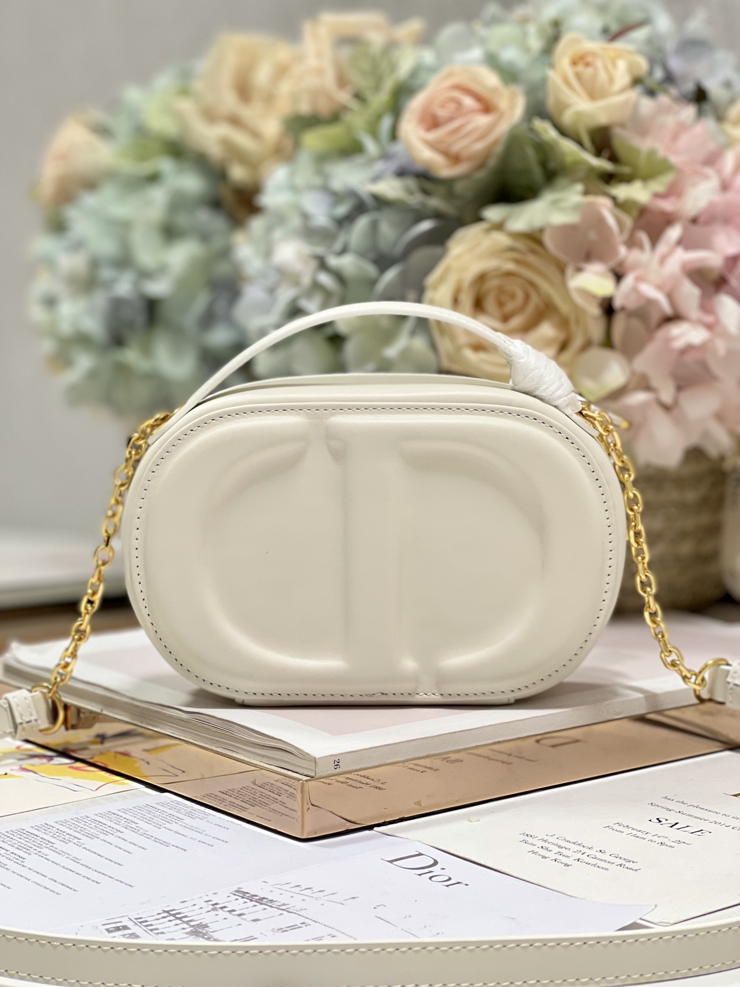 CD Signature Oval Camera Bag WhiteThis CD Signature Oval Camera Bag is a new addition to the a