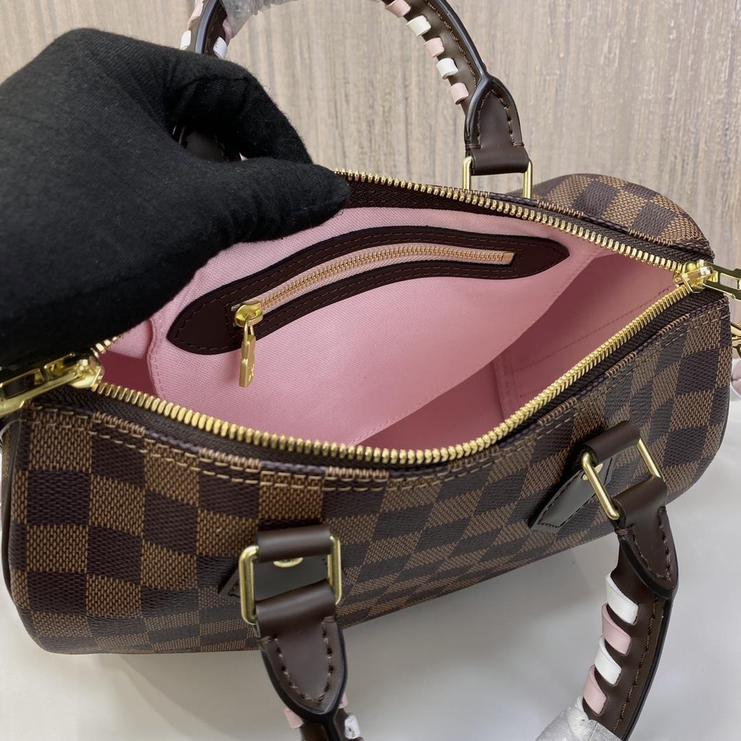 N40450 SPEEDY BANDOULIRE 25 handbagThe Damier Azur canvas features a leather finish and the SP