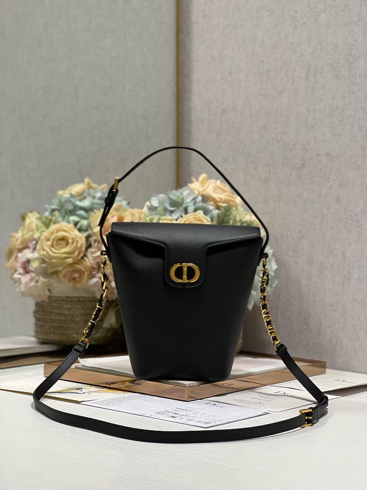 Dior30 MONTAIGNE Large Chain Bucket Bag BlackThis 30 Montaigne large chain bucket bag is a new addition to the early spring 2024 collection exquisite