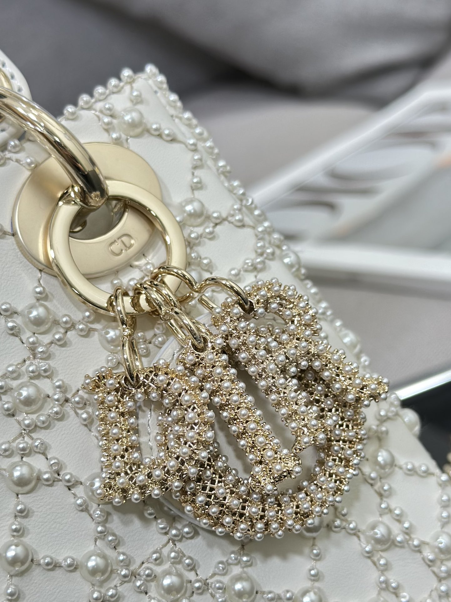 Lady Dior embroidered half a pearl in three squares with imported lamb tendons inside The hand