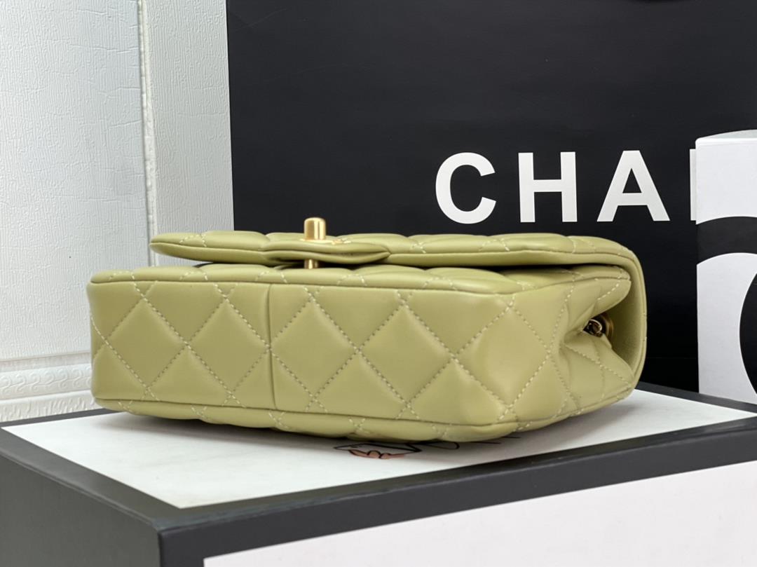 The Chanel23A Advanced Handicraft Shop series features a new wooden handle flap bag inspir