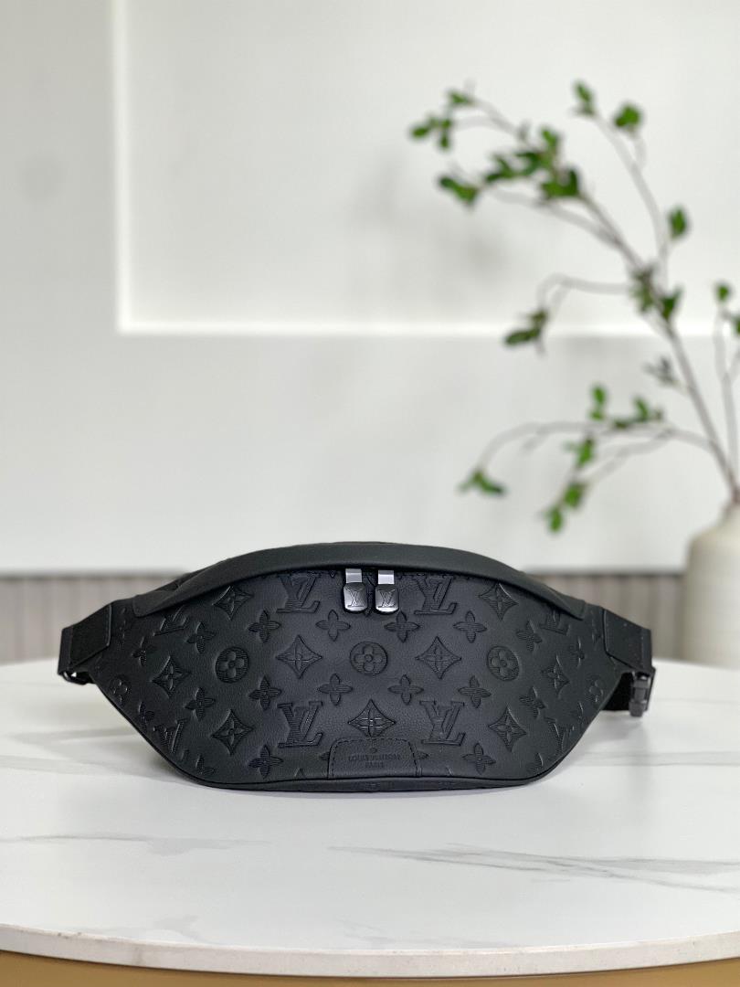 M46036 new black embossing This Discovery waist pack is made of soft Monogram Shadow embossed cow le