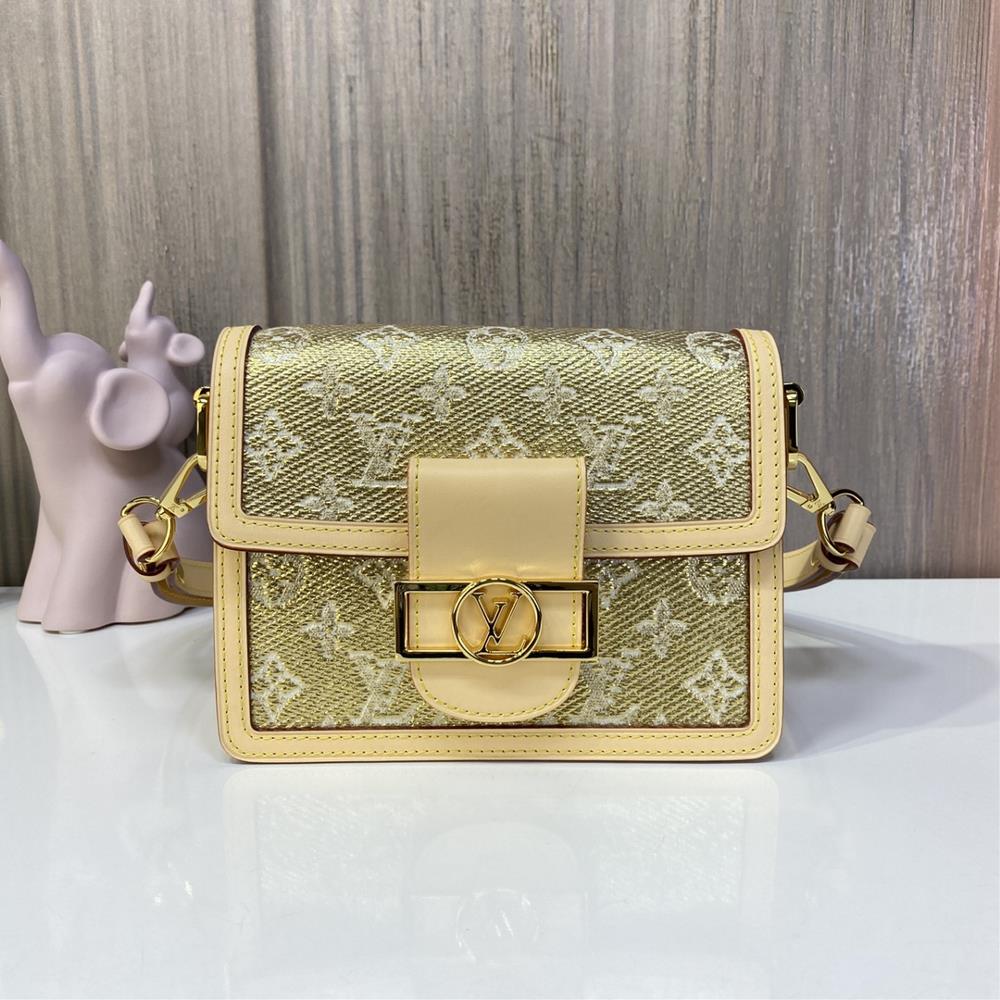 The new Daphne series M22826 gold Dauphine mini handbag is made of Monogram canvas and is coated wi