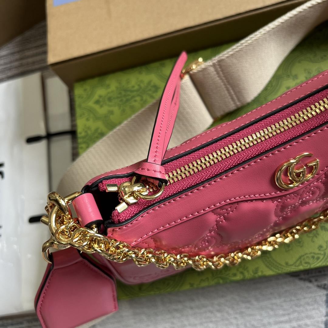 Equipped with a complete set of counter green packaging the new GG Mateless leather handbag in