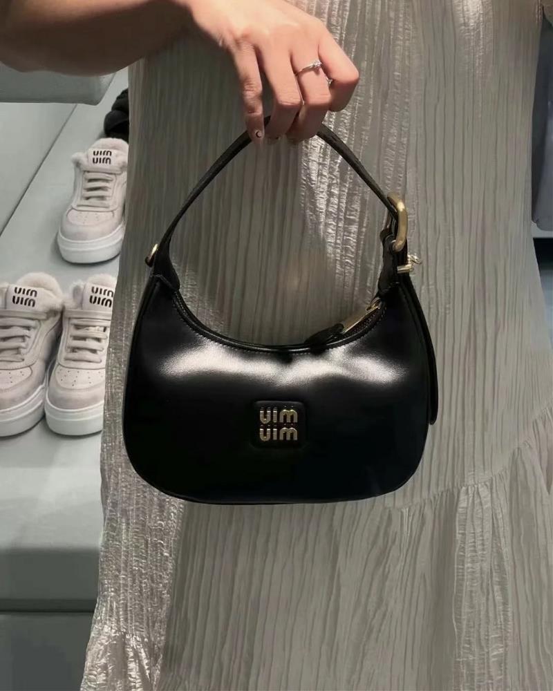 When I first laid eyes on the Miumiu bag I was immediately drawn to its unique and modern