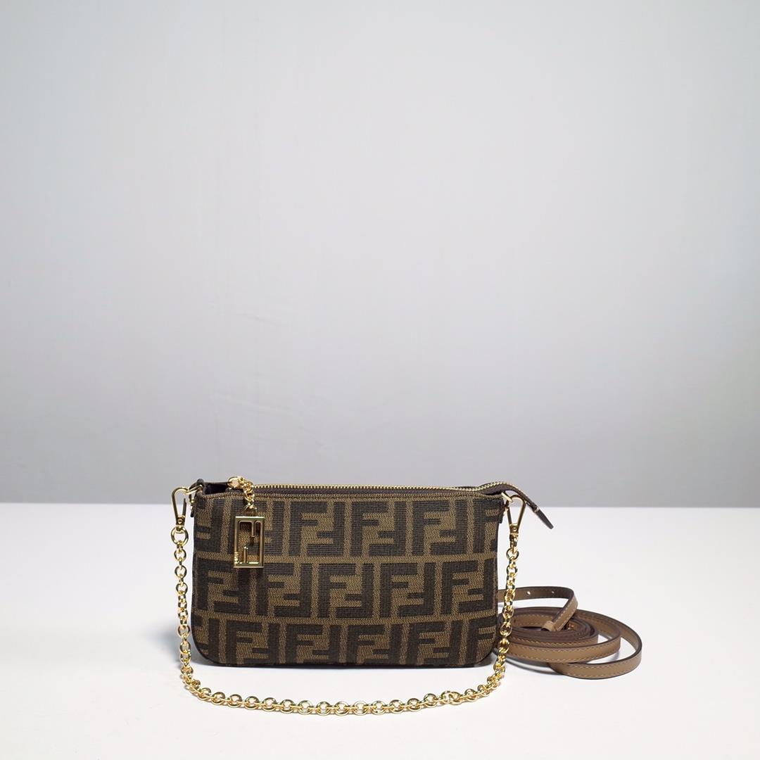 FENDI Baguette handbag is equipped with a detachable thin chain and can be carried by hand or under