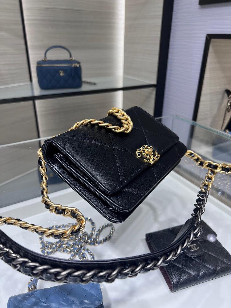 The new version of the Ohanel 19 series button is a very iconic handbag which is also the first series of handbags jointly created by Karl and Viard