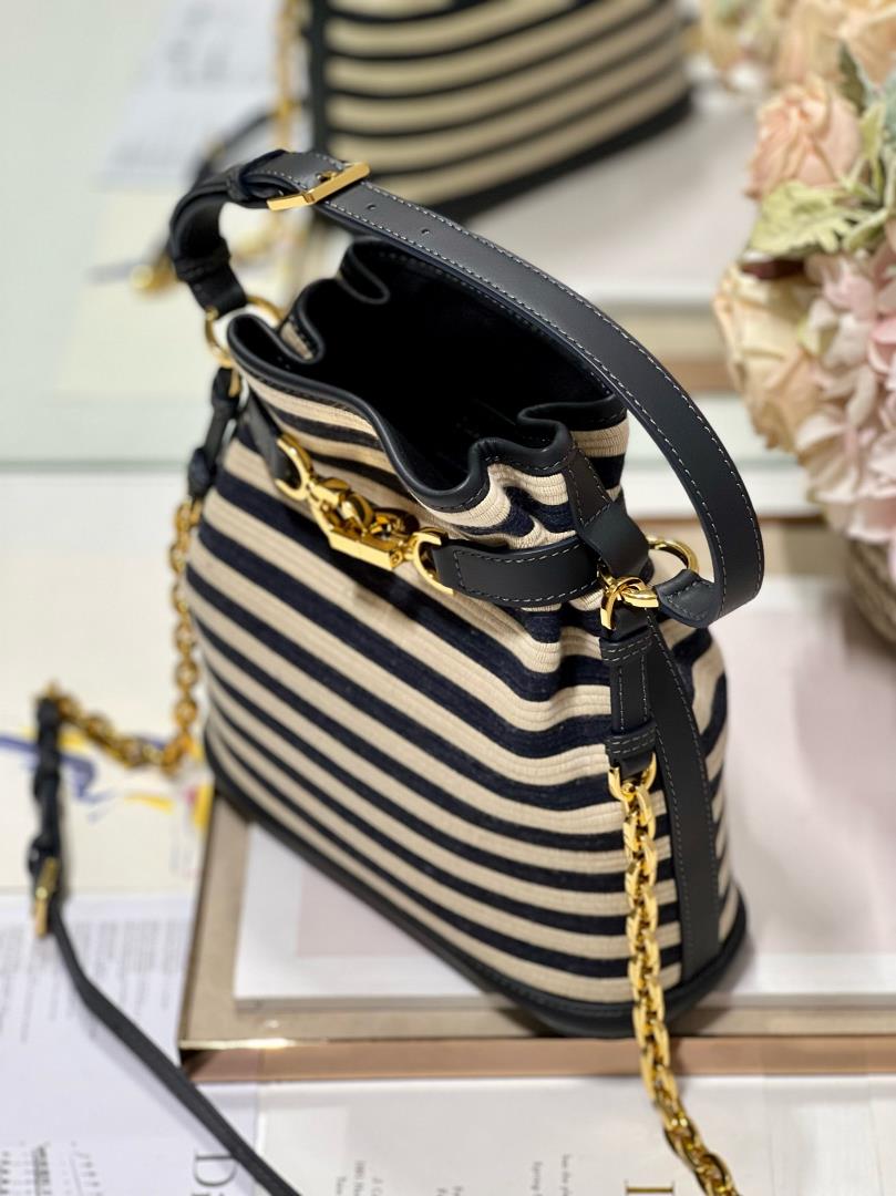 CEST DIOR large handbag stripeThis Cest Dior handbag is a new autumn 2023 item elegant and cla