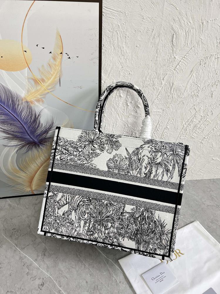 The Dior Bag Tote Book Tote handbag is a versatile piece that can be personalized to sui