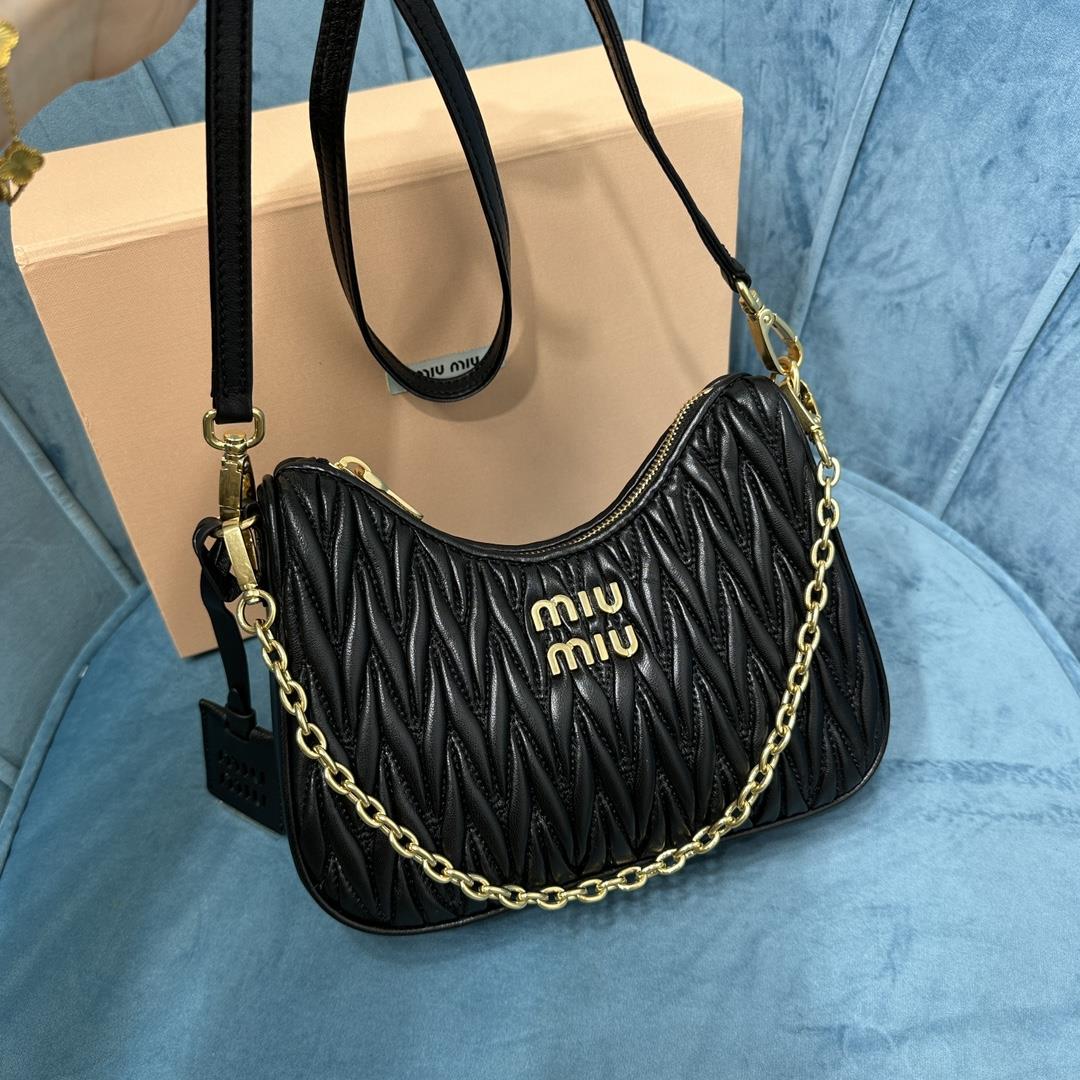 5BH211 New Miumiu Pleated Chain Bag This brand new soft sheepskin shoulder bag features ex