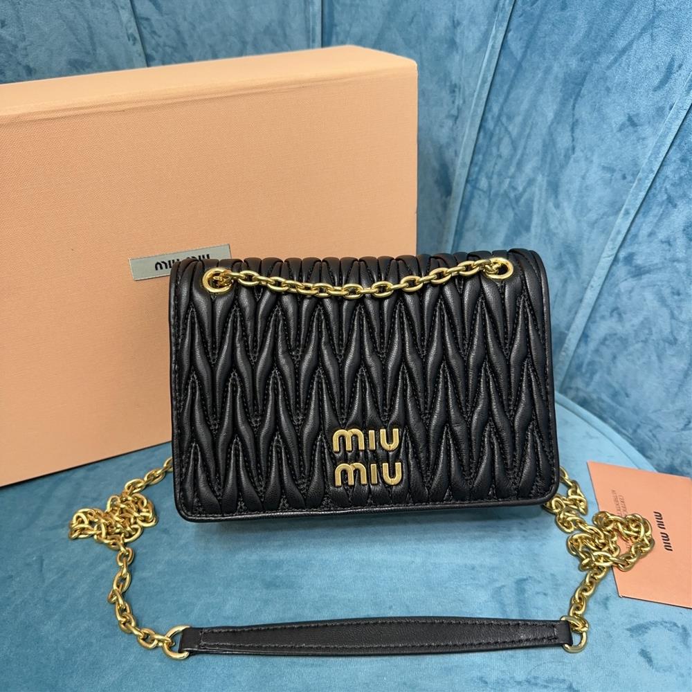 The M familys new stock new soft sheepskin handbag features the classic 5BP065 logo Matelasse pleated pattern It is made of top grade imported lambs